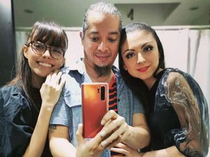 Foto: Pria yang Menjalani Hidup Poliamori, Akur Bersama Istri dan Kekasih