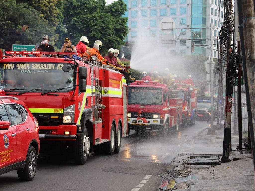 Damkar DKI Lakukan Penyemprotan Disinfektan di 2461 Lokasi Damkar DKI Lakukan Penyemprotan Disinfektan di 2461 Lokasi