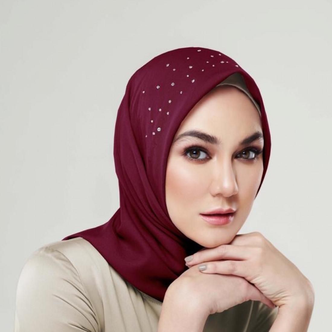 Luna Maya Jadi Model Berhijab, Netizen Pangling dan Puji Wajah Beningnya