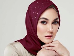 Bikin Pangling, Luna Maya Jadi Model Hijab Berhias Swarovski