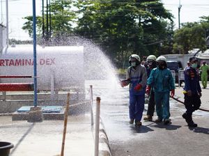 Pertamina Semprotkan Disinfektan ke SPBU di Jakarta-Jabar-Banten