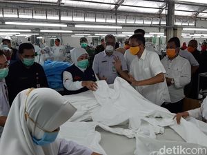 Kunjungi Pabrik Produksi Hazmat di Kota Probolinggo, Khofifah Minta Kuota