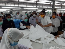 Kunjungi Pabrik Produksi Hazmat di Kota Probolinggo, Khofifah Minta Kuota