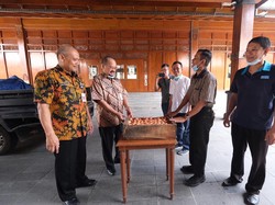 2.000 Telur Ayam Dibagi-bagi ke Warga Solo Terimbas Corona
