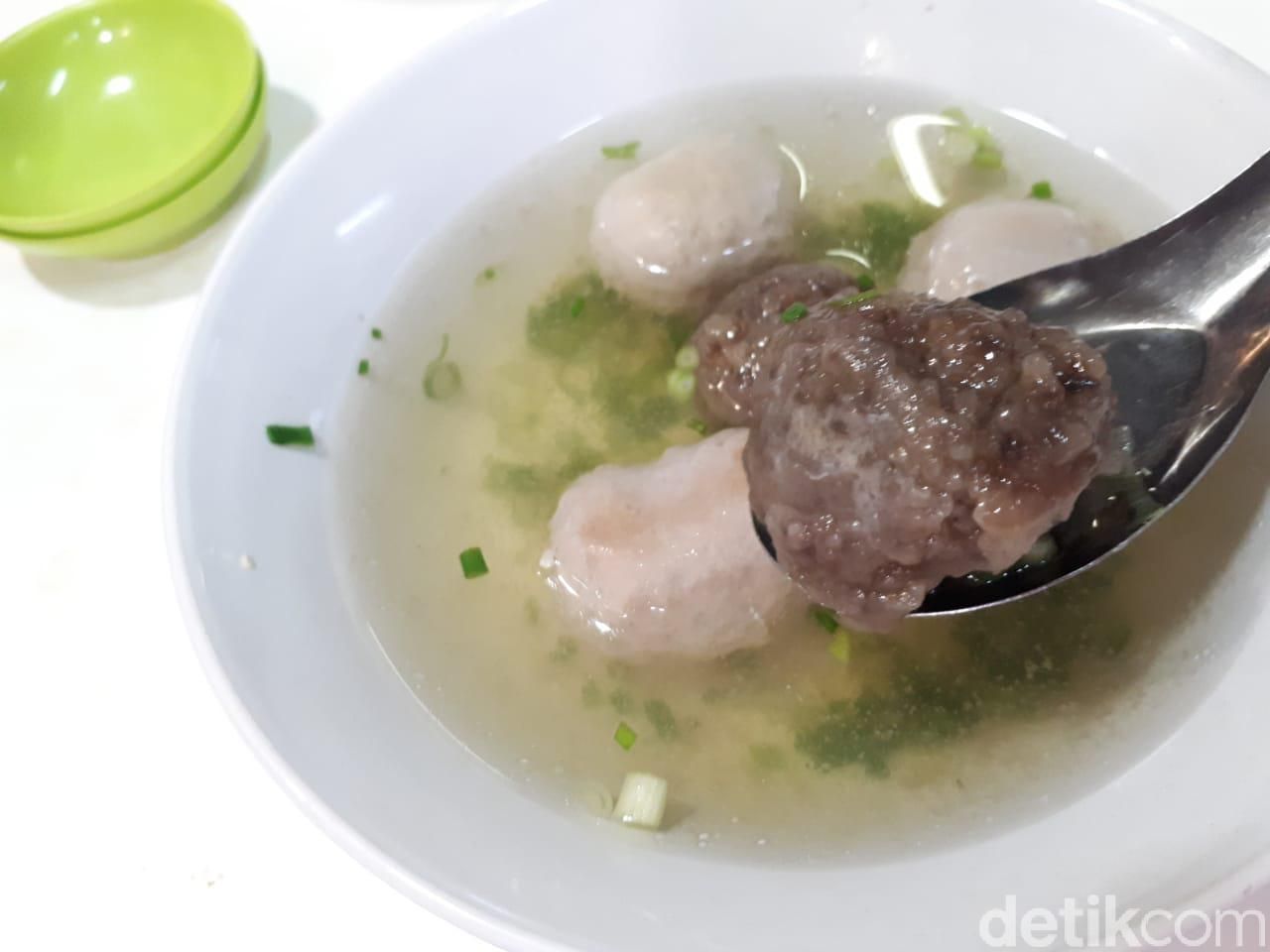 Bakso Ati Raja: Enaknya Nyuk Nyang Makassar Dimakan dengan Burasa