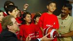 Lihat Lagi Martunis Cilik di Samping Scolari Sampai Sepp Blatter