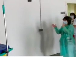 Mengharukan! Petugas Kebersihan RS Dapat Apresiasi dari Paramedis