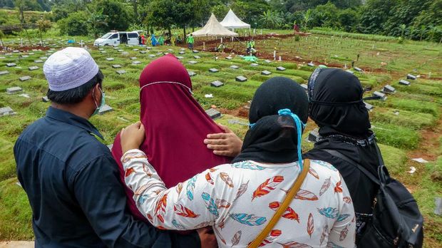  Galau Berujung Terbiasa Petugas Pemakaman Jenazah Covid-19