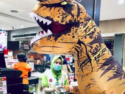 Viral, Warga +62 Pakai Kostum T-Rex dan Unicorn Berbelanja