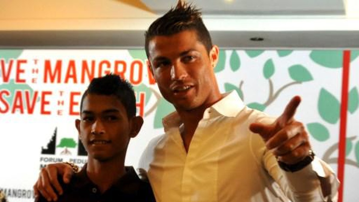 Martunis bersama Ronaldo. (Foto: AFP/SONNY TUMBELAKA)