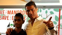 Ini adalah momen saat Martunis jumpa lagi dengan Cristiano Ronaldo ketika menggalakkan kesadaran pentingnya mangrove. (Foto: AFP/SONNY TUMBELAKA)