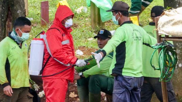 Galau Berujung Terbiasa Petugas Pemakaman Jenazah Covid-19