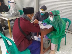 APD Minim, Petugas Medis Pakai Jas Hujan Saat Periksa Santri yang Mudik