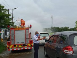 Polisi Semprotkan Disinfektan ke Rumah Warga Pangkep yang Wafat di Surabaya