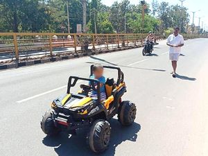 India Lockdown dan Warganya Dipukuli, Politikus Ini Asyik Momong Cucu di Jalan