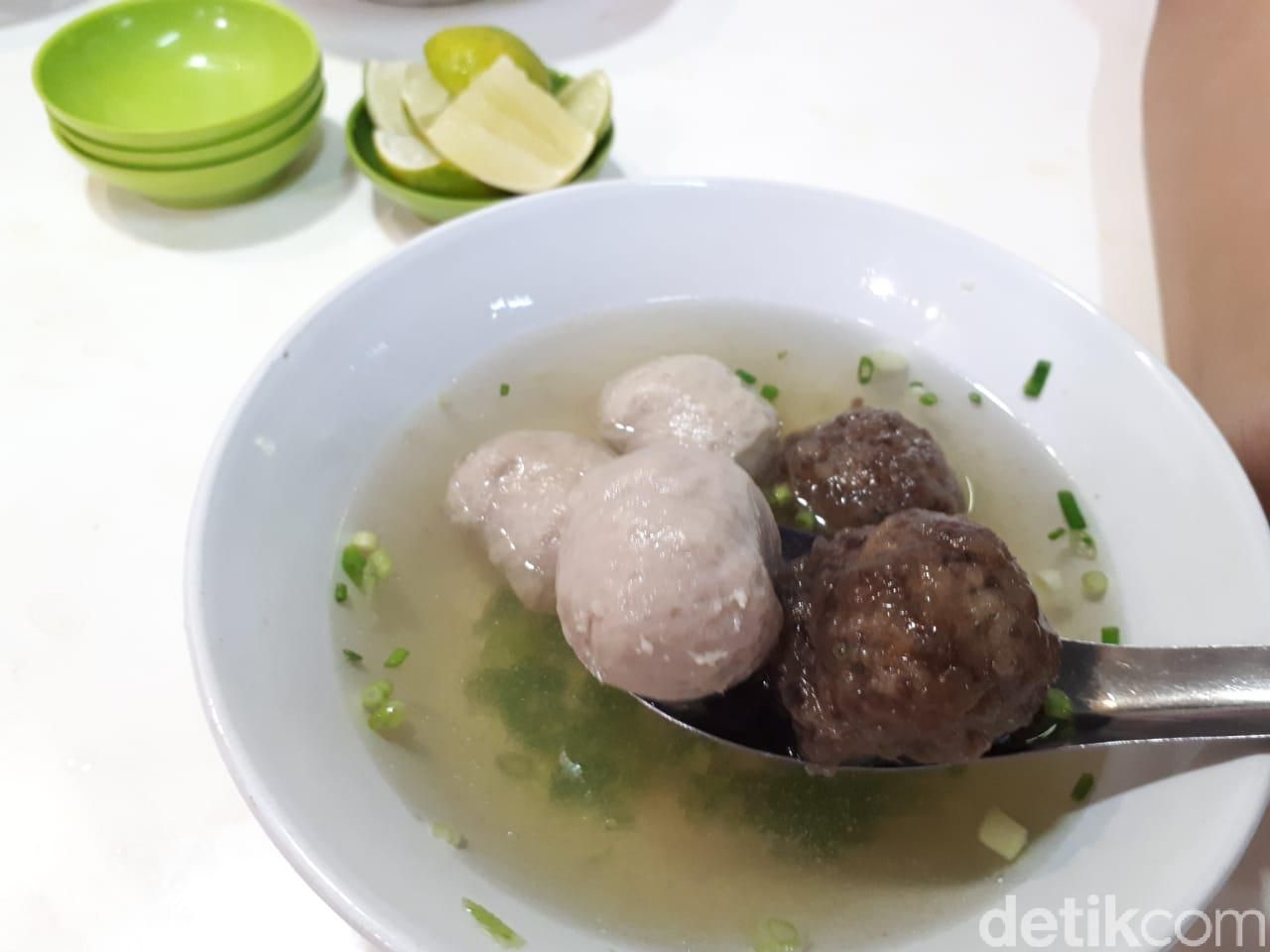 Bakso Ati Raja: Enaknya Nyuk Nyang Makassar Dimakan dengan Burasa