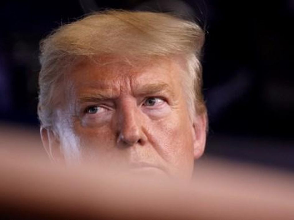Trump Bela Diri Soal Suntikan Disinfektan, Masker Presiden Afsel Jadi Olokan