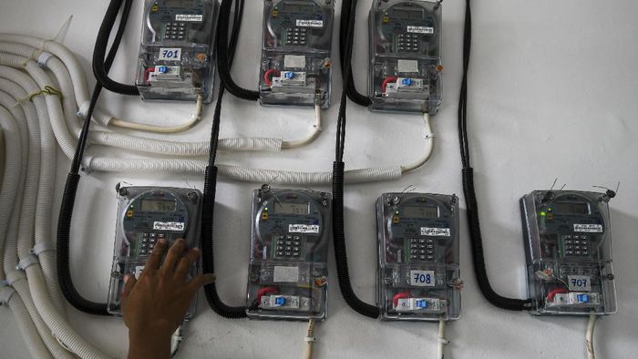 Warga memasukkan pulsa token listrik di tempat tinggalnya, di Jakarta, Selasa (1/4/2020). Dampak penyebaran pandemi virus COVID-19, Pemerintah mmenggratiskan pembayaran listrik bagi 24 juta masyarakat miskin, untuk pelanggan berdaya listrik 450 VA gratis biaya listrik selama 3 bulan (April-Juni 2020) sedangkan bagi pelanggan dengan daya 900 VA bersubsidi akan diberikan diskon 50 persen. ANTARA FOTO/Nova Wahyudi/foc.