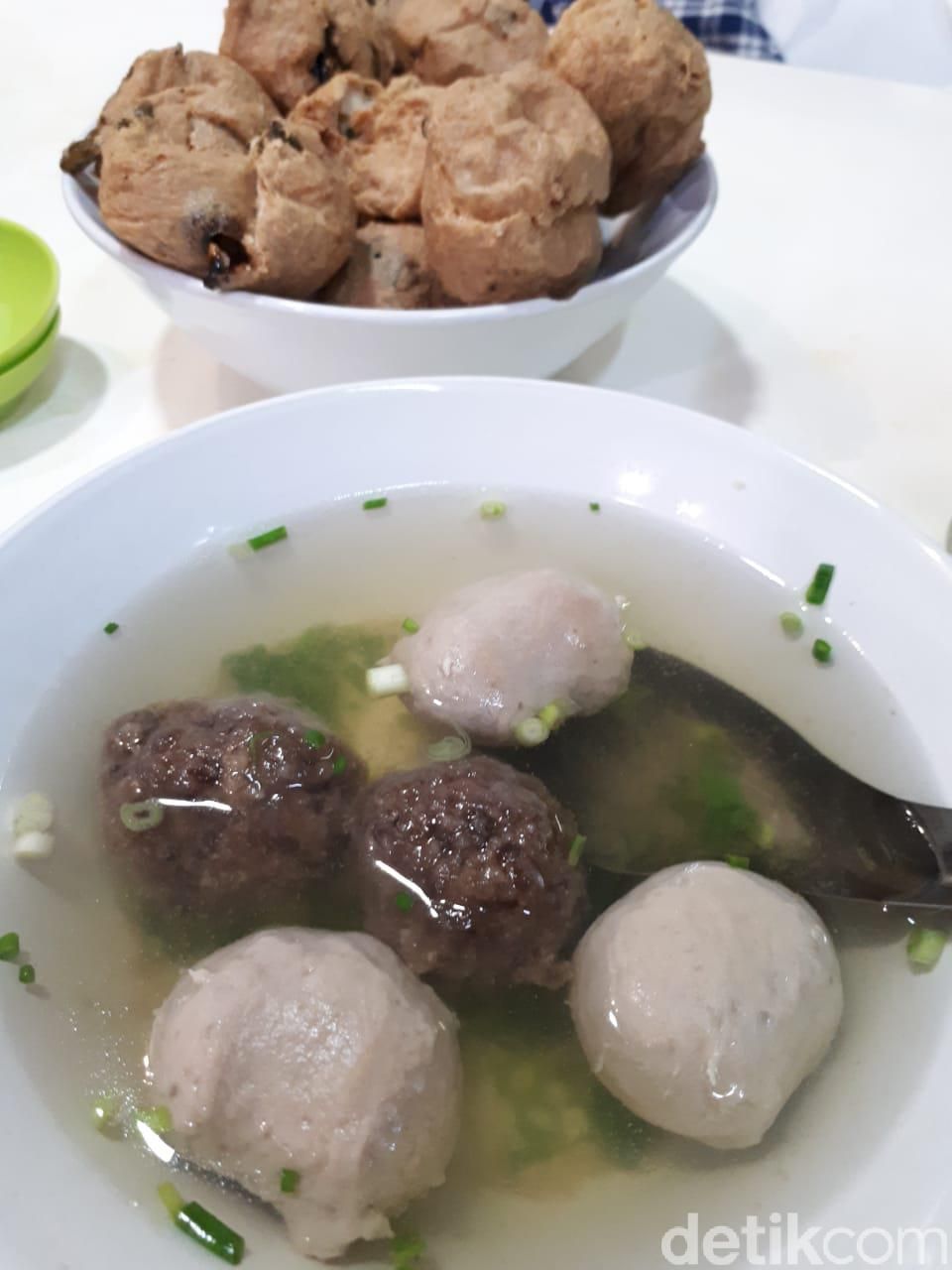 Bakso Ati Raja: Enaknya Nyuk Nyang Makassar Dimakan dengan Burasa