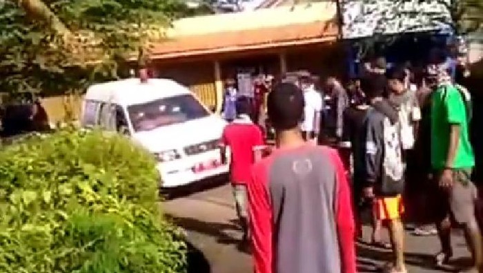 Viral video warga hadang ambulans dan tolak pemakaman jenazah pasien Corona di Banyumas, Rabu (1/4/2020). Viral video warga hadang ambulans dan tolak pemakaman jenazah pasien Corona di Banyumas, Rabu (1/4/2020).