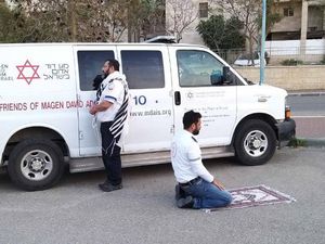 Viral Momen Tenaga Medis Beda Agama Ibadah Bersama di Tengah Tugas