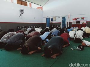 62 Napi Lapas Banyuwangi Sujud Syukur Setelah Bebas Demi Antisipasi Corona