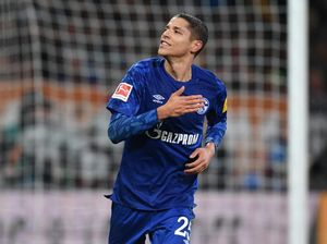 Datang ke Pesta Corona, Pemain Schalke 04 Ini Didenda