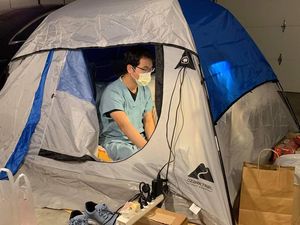 Khawatir Virus Corona Tulari Keluarga, Dokter Tinggal di Garasi Rumahnya