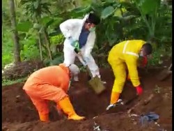 Bupati Banyumas Ikut Gali Makam Pasien Corona yang Viral Ditolak Warga