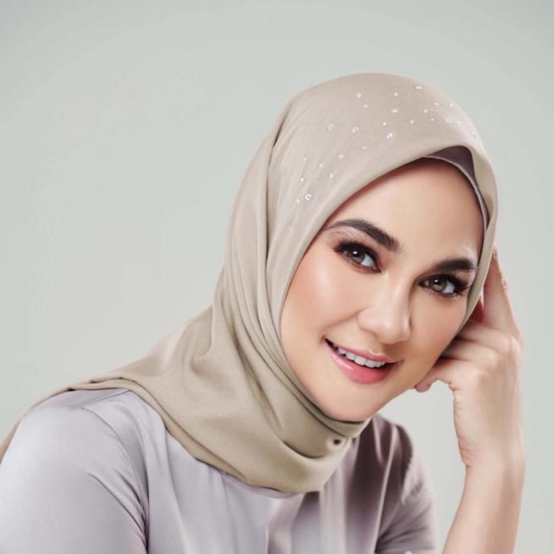 Luna Maya Jadi Model Berhijab, Netizen Pangling dan Puji Wajah Beningnya