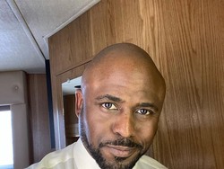 Komedian Ini Jalani Karantina Bersama Mantan Istri dan Pacarnya