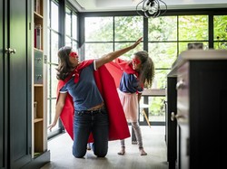 5 Tips Ajak Anak Bersih-bersih Asyik di Rumah