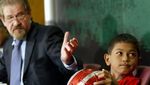 Lihat Lagi Martunis Cilik di Samping Scolari Sampai Sepp Blatter