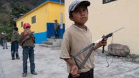Tak Bisa Sekolah, Anak-anak Ini Harus Memegang Senjata