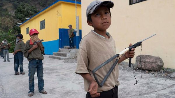 Tak Bisa Sekolah, Anak-anak Ini Harus Memegang Senjata