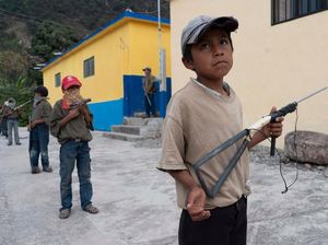 Tak Bisa Sekolah, Anak-anak Ini Harus Memegang Senjata