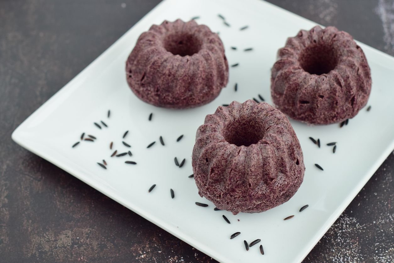 Black glutinous rice cake
