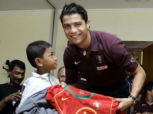 Cristiano Ronaldo Balik ke MU, Anak Angkatnya di Aceh Kaget Bukan Main Cristiano Ronaldo Balik ke MU, Anak Angkatnya di Aceh Kaget Bukan Main