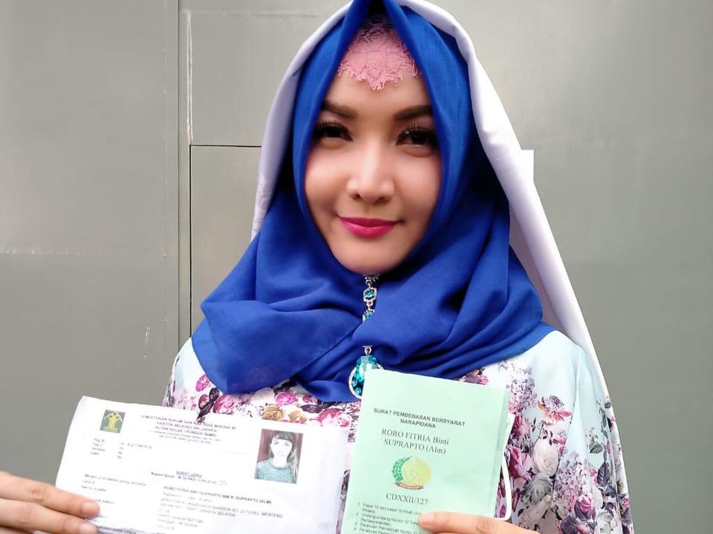 Hal Pertama yang Dirindukan Roro Fitria saat Bebas: Bertemu dan Memeluk Mama Hal Pertama yang Dirindukan Roro Fitria saat Bebas: Bertemu dan Memeluk Mama