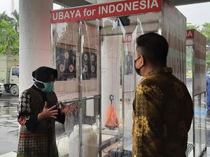 Risma Terima Bantuan APD dan Dua Bilik Aseptik dari Ubaya