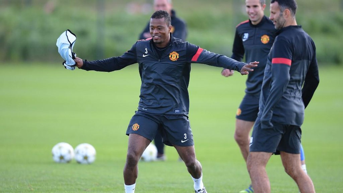 Evra di Mata Van Persie: Lantang, Cerdas, Bisa Lima Bahasa. (Foto: AFP/ANDREW YATES)