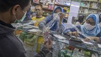 Jaga Jarak, Kegiatan Jual Beli di Apotek Dibatasi Plastik