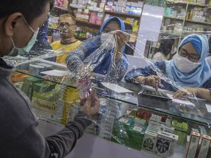 Jaga Jarak, Kegiatan Jual Beli di Apotek Dibatasi Plastik
