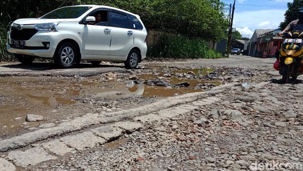Hati-hati! Jalan di Perbatasan Cibinong-Tapos Berlubang