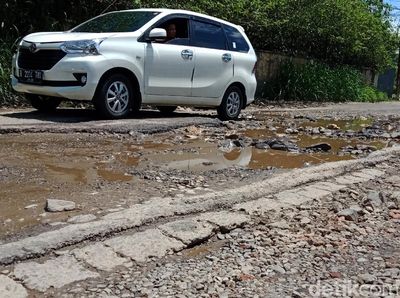 Hati-hati! Jalan di Perbatasan Cibinong-Tapos Berlubang