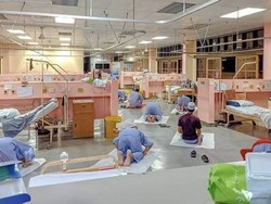 Foto Viral Sekumpulan Pasien Positif Corona Salat Ini Menyentuh Hati