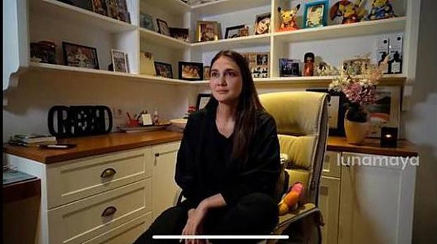 Luna Maya akui punya selulit di tubuhnya. 