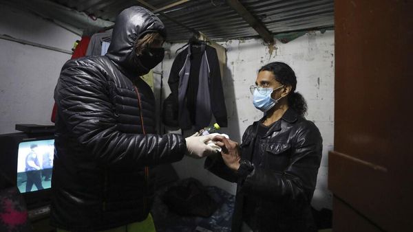 Aksi Warga Kolombia Bagi-bagi Makanan Selama Pandemi Corona