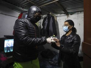 Aksi Warga Kolombia Bagi-bagi Makanan Selama Pandemi Corona