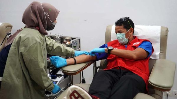 Momen Sandiaga Donor Darah di Tengah Wabah Corona